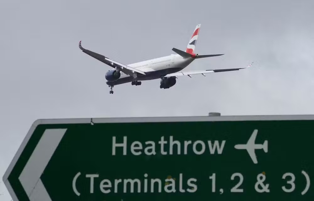 2025-03-21t034842z-1068188896-rc2xicavzf7m-rtrmadp-3-heathrow-power-outage Principal aeroporto de Londres, Heathrow fecha após incêndio e cancela todos os voos.