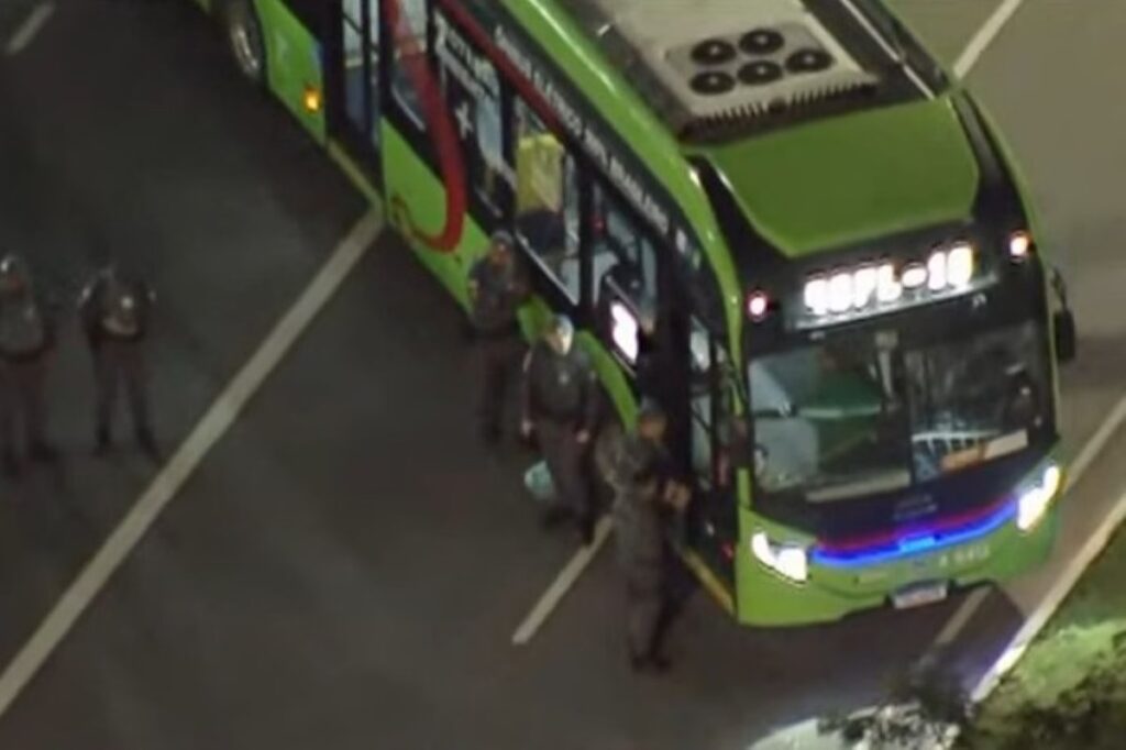 00543f9bddf5273dedd53cffe7fe4e0b-1024x682 Motorista de ônibus é feito refém na zona leste de São Paulo.