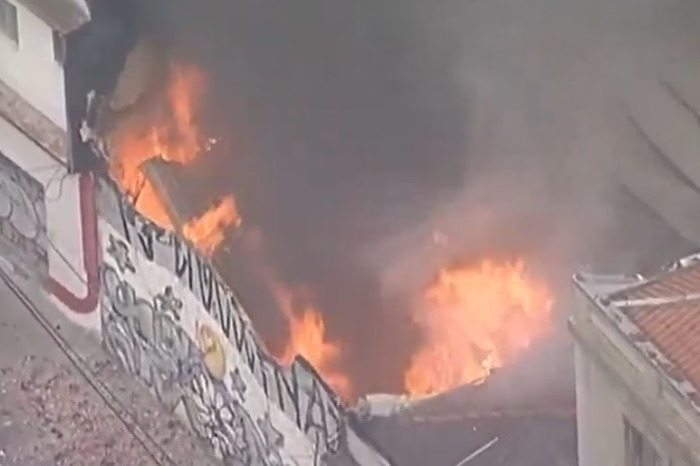 0db9b8331a2937eaf3bf031ddf5de721 Incêndio de grandes proporções atinge galpão perto de escola no Centro.