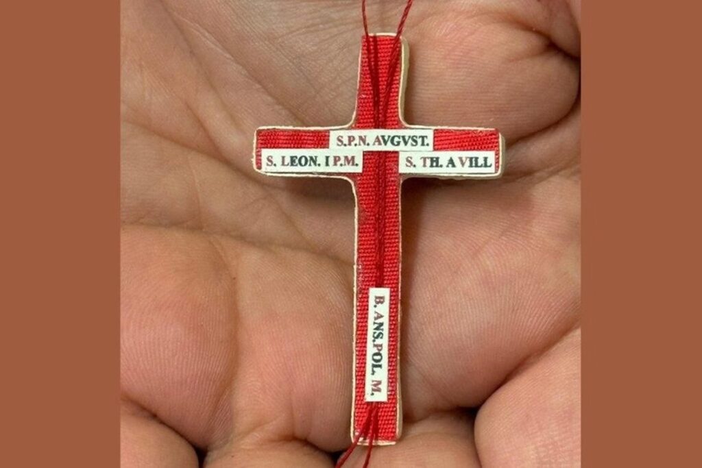 439f96011cbc81cb4b0459406d74dc0a-1-1024x683 Papa recebe cruz peitoral com fragmentos de ossos de Santo Agostinho.