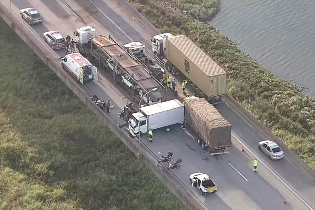 7e3d68bfceda0aebe9d2734fbbb6b2c8-1024x683 Acidente no Rodoanel deixa 10 feridos. Congestionamento chega a 14 km