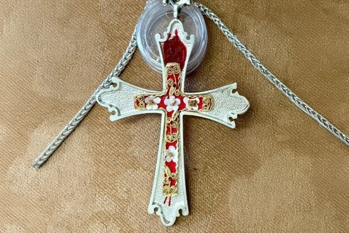 b10705fda0c46c413c8192154b4b0abe-1 Papa recebe cruz peitoral com fragmentos de ossos de Santo Agostinho.