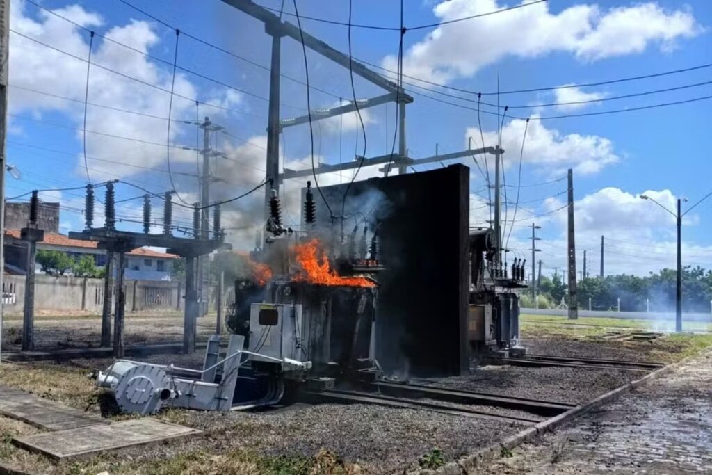 2c6df018285dea0ee14f057bca3da45b-1024x683 Subestação de energia da universidade do CE pega fogo e explode.
