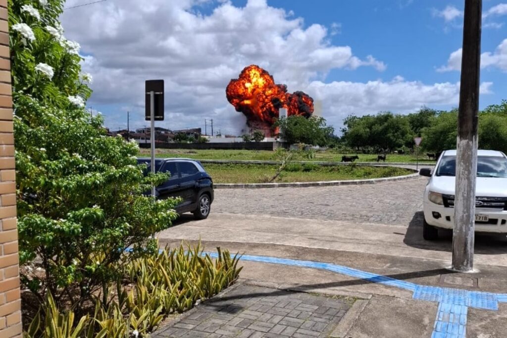 f5c4ac67455c8bdd27eb04a6d5e11963-1024x683 Subestação de energia da universidade do CE pega fogo e explode.