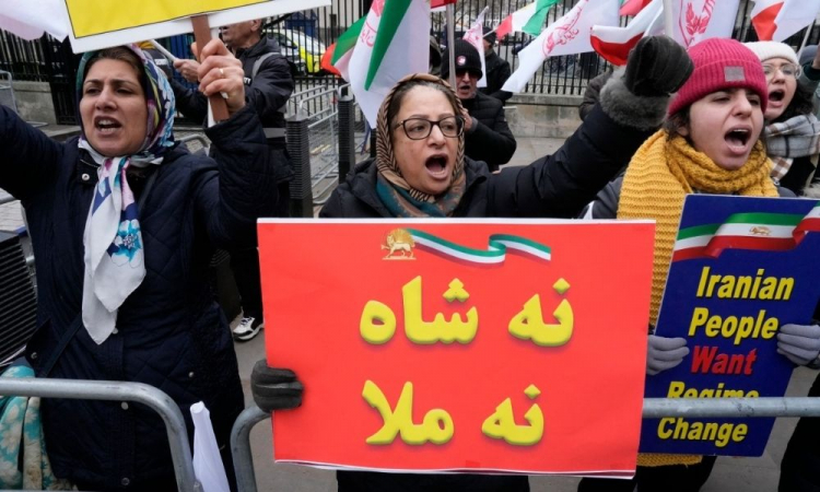 manifestacoes-no-ira-750x450-1 Foi marcada para amanhã a execução de Erfan Soltani, manifestante que participou de protestos contra o regime do Irã